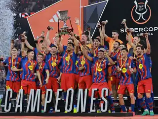 ބާސެލޯނާ އިން ސުޕަ ކަޕްގެ ތަށި އުފުލާލަނީ