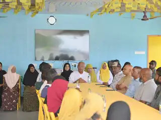 ކުރީގެ ރައީސް އިބްރާހީމް މުޙައްމަދު ޞާލިޙް ދ. ކުޑަހުވަދޫ އެމްޑީޕީ ސަޕޯޓަރުންނާއި ބައްދަލު ކުރައްވަނީ