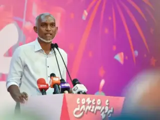 ލިބޭ ކޮންމެ 100 ރުފިޔާއަކަށް މުއިއްޒު ގެންދަވަނީ 104 ރުފިޔާ ޚަރަދު ކުރައްވަމުން