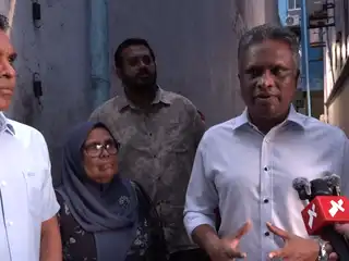 ރައްޔިތުންނަށް ދޭން ޖެހޭ ޚިދުމަތްތަކަށް ހުރި ރައްޔިތުންގެ ފައިސާ ރަސްމާލެއަށް އަޅާ ހުސްކޮށްލުމަށްފަހު އެ ތަން އެ ވިއްކާލީ ސަރުކާރުގެ ޖީބަށް ބޮޑުވާ ގޮތަށް: އާޒިމް