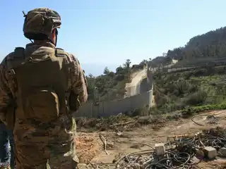 އިޒްރޭލާއި ލުބުނާނުގެ ބޯޑަރު ފާރު ކައިރީގައި އިޒްރޭލުން ގާއިމު ކޮށްފައިވާ ސެކިއުރިޓީ ޕޯސްޓަކަށް ލުބުނާނުގެ ސިފައިންގެ މީހަކު ބަލަހައްޓައިގެން