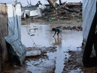 ވިއްސާރައިގެ ސަބަބުން ބޮޑުވެފައިވާ ފެންގަނޑުގެ ތެރޭގައި ތުއްތު އަންހެން ކުއްޖަކު