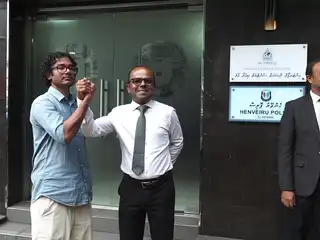 "އައިޝާ" ޑޮކިއުމެންޓްރީ އާ ގުޅިގެން ބުދަ ދުވަހު ޖިނާއީ ތުހުމަތު ތަކެއް ކޮށް ފުލުހަށް ހާޒިރު ކުރި އަދަދު ނޫހުގެ ސީއީއޯ ހުސައިން ފިޔާޒު މޫސާ އަދި އެ ނޫހުގެ އެޑިޓަރު ހަސަން މުހައްމަދު. 
އެއް ފަރާތެއްގަ ގާނޫނީ ވަކީލު އަލީ ހުސެއިން. 