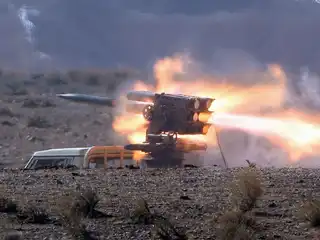 ތެހެރާންގެ ދެކުނުން 120 ކިލޯމީޓަރު (75 މޭލު) ދުރުގައި އޮންނަ ގުމް ސަރަހައްދުގައި 2007 ފެބްރުއަރީ 20 ވަނަ ދުވަހު ކުރިއަށްދިޔަ އަސްކަރީ ތަމްރީނުތަކެއްގެ ތެރެއިން، އީރާނުގެ ރިވޮލިއުޝަނަރީ ގާޑްސްއިން މިސައިލެއް ފޮނުވާލަނީ.