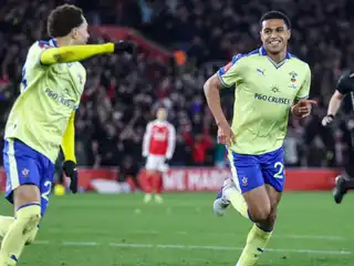 މެޗުގައި ލަނޑު ޖެހުމަށް ފަހު ސައުތެމްޓަންގެ ކުޅުންތެރިން އުފާ ފާޅު ކުރަނީ