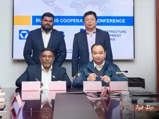  230 ހެވީ މެޝިނަރީ ރާއްޖެ ގެނައުމަށް އެއްބަސްވުމެއްގައި ސޮއިކުރުން