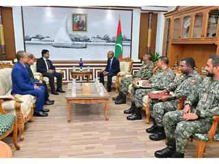 ބަންގްލަދޭޝްއިން ދިވެހިރާއްޖެއަށް ކަނޑައަޅުއްވާފައި ހުންނަވާ ހައިކޮމިޝަނަރު އެމްޑީ ނަޒްމުލް އިސްލާމް، ދިވެހިރާއްޖޭގެ މިނިސްޓަރ އޮފް ޑިފެންސް އެންޑް ނޭޝަނަލް ސަރވިސް ޙަސަން ރަޝީދުގެ އަރިހަށް އިޙްތިރާމްގެ ޒިޔާރަތެއް ކުރައްވަނީ