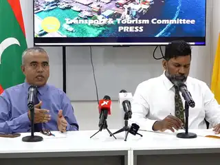 އެމްޑީޕީ ޓްރާންސްޕޯޓު ޓޫރިޒަމް ކޮމެޓީގެ ފަރާތުން ބޭއްވި ނޫސްވެރިންގެ ބައްދަލުވުމުގައި ކެޕްޓަން އަލީ ރަޝީދު ވާހަކަ ދައްކަވަނީ 

