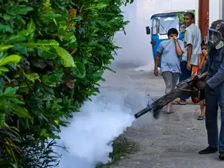 ކޮލަމްބޯގައި ކުރިއަށްދާ ޑެންގޫ ހުން ކޮންޓްރޯލް ކުރުމުގެ ގައުމީ ކެމްޕޭނުގެ ތެރެއިން، 2026 ޖޫން 24 ވަނަ ދުވަހު އެ ސިޓީގެ މުނިސިޕަލްޓީގެ މުވައްޒަފަކު މީހުން ދިރިއުޅޭ ސަރަހައްދަކަށް މަދިރި މަރާ ބޭސް ޖަހަނީ.