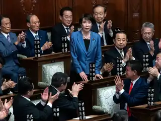 ޖަޕާނުގެ ޓޯކިޔޯގައި އޮކްޓޯބަރު 21، 2025 ގައި ޖަޕާނުގެ ގާނޫނު ހަދާ މަޖިލީހުގެ މެމްބަރުން އާ ބޮޑުވަޒީރު އިންތިޚާބު ކުރުމަށް ފަހު ލިބަރަލް ޑިމޮކްރެޓިކް ޕާޓީ (އެލްޑީޕީ) ގެ ރައީސް ސަނާއޭ ޓަކައިޗީ އަށް މަރުހަބާ ކިޔަނީ.