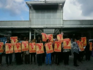 ރައީސް ނަޝީދު ދޫކޮށްލުމަށް ގޮވާލައި އެއާޕޯޓުގައި މުޒާހަރާ ކުރަނީ