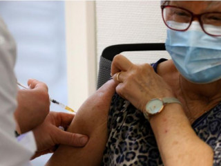 ފްރާންސްގެ އުމުރުން ދުވަސްވީ މީހަކަށް މޮޑާނާ ވެކްސިން ޖަހަނީ