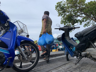 މާލޭގައި ބާޒާރުމަތީގައި މީހަކު ތަކެތި ގަނެގެން ދޯންޏަށް އަރުވަން ދަނީ؛ ލުއިތަކާއެކު ރައްކާތެރިވުމަށް ވަނީ އިލްތިމާސްކޮށްފައި