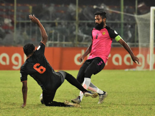 އީގަލްސް އާއި ޔޫވީ ބައްދަލުކުރި މެޗުގެ ތެރެއިން: މި މެޗުން އީގަލްސް މޮޅުވީ 3-2 ން