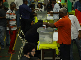 ހެންވޭރު ހުޅަނގު ދާއިރާގެ ޕްރައިމަރީ މައްސަލަ ހޫނުވެ، ވޯޓު ކަރުދާސްތައް މަގުމައްޗަށް އުކާލައިފި