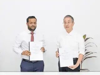 ލިންކު ރޯޑު އަލުން ހެދުމުގެ އެގްރިމެންޓުގައި މިނިސްޓަރު ޑރ. އަބްދުﷲ މުއްތަލިބު އަދި ޗައިނާގެ ރޯޓައިމް އިންޖީނިއަރިން އެންޑް ޓެކްނޮލޮޖީ ކުންފުނީގެ މެނޭޖިން ޑިރެކްޓަރު ޒޫ ވެއިޑޮންގު ސޮއިކުރެއްވުމުގެ ތެރެއިން