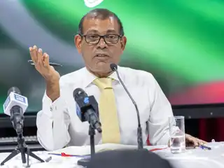 ހުކުރު ދުވަހުގެ ރޭ، ކުރީގެ ރައީސް މުހައްމަދު ނަޝީދު އާއި އަބްދުﷲ ޔާމީން އަދި އިބްރާހިމް މުހައްމަދު ސޯލިހު ބައްދަލު ކުރެއްވުމަށްފަހު ބޭއްވި ނޫސްވެރިން ބައްދަލުވުމުގައި ނަޝީދު ވާހަކަ ދައްކަވަނީ. 