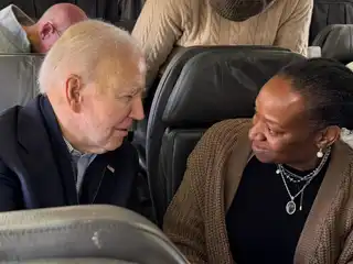 ބައިޑަން އާންމު ފްލައިޓެއްގައި ދަތުރު ކުރައްވައި، އާންމުންނާ އެކު ފޮޓޯ ނެންގެވުމުގައި