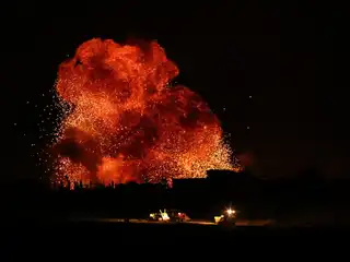 އިޒްރޭލާއި ޣައްޒާ ގުޅޭ ބޯޑަރުގެ އިޒްރޭލު ފަޅިން ނަގާފައިވާ މި ފޮޓޯއިން ފެންނަނީ، 2023 ނޮވެމްބަރު 22 ވަނަ ދުވަހު އިޒްރޭލުން ފަލަސްތީނުގެ ޣައްއްޒާ އަށް ދިން ވަރުގަދަ ހަމަލާއެއްގައި، ބާރުގަދަ އެއްޗެއް ގޮވައި އަލިފާން އަރަމުންދާ މަންޒަރު.