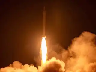 އީރާނަށް ދެމުންދާ ހަމަލާތަކަށް އެގައުމުންދޭ ރައްދު ހަމަލާތަކުގެ 11 ވަނަ ބުރުގައި، އެމެރިކާގެ އިންޓެލިޖެންސް މަރުކަޒުތަކާއި އަސްކަރީ ތަންތަނަށް އަމާޒުކޮށް ރޮކެޓް ހަމަލާ އެއް ފޮނުވާލަނީ.