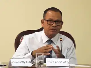 ޕީއެންސީގެ ނައިބު ރައީސް އަދި ރައީސް ޑރ.މުހައްމަދު މުއިއްޒު ގެ ލޯކަލް ގަވަރުމަންޓް މިނިސްޓަރު އާދަމް ޝަރީފް އުމަރު މަޖިލީހުގެ ކޮމިޓީގައި ވާހަކަދައްކަވަނީ