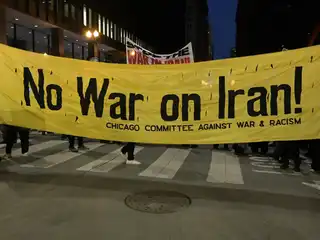 އީރާނާ ދެކޮޅަށް އެމެރިކާގެ ވައިޓް ހައުސްއިން ކުރިއަށްގެންދާ އަސްކަރީ ހަރަކާތްތަކާ ދެކޮޅަށް އަޑުއުފުލުމަށްޓަކައި، އާދީއްތަ ދުވަހު އެމެރިކާގެ އެކި ކަންކޮޅުތަކުގައި ހަނގުރާމައާ ދެކޮޅު މުޒާހަރާތަކެއް ވަނީ ބާއްވާފައި. 