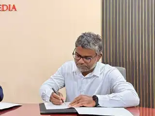 ވ. ތިނަދޫ ކައުންސިލުގެ ރައީސް ސުޖާއު އަލީ: އެނާ ވަނީ ދަ ޑިމޮކްރެޓްސްގެ ޓިކެޓުގަ ވާދަކޮށް ގޮނޑި ކާމިޔާބު ކުރުމަށްފަހު އެމްޑީޕީ އަށް ސޮއި ކޮށްފަ. 