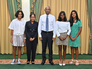 The President meets members of the Tennis Association and junior tennis team