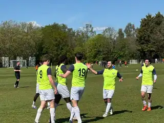 މެޗުގައި ލަނޑު ޖެހުމަށް ފަހު އޭއެފްސީ ސައުތު ލަންޑަންގެ ކުޅުންތެރިން އުފާ ފާޅު ކުރަނީ.