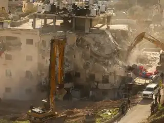 އިޒްރޭލު ސިފައިން އިރުމަތީ ގުދުސް ގެ ވާދީ ޤައްދޫމު ގައި ފަލަސްތީނު މީހެއްގެ އިމާރާތެއް ތަޅާލަނީ - ޑިސެމްބަރު 22، 2025.