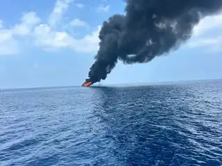 އައްޑޫ ސިޓީ ފޭދޫ ކައިރީގައި އޮތް ސަފާރީއެއްގައި އަލިފާން ރޯވެ އަނދަނީ. 