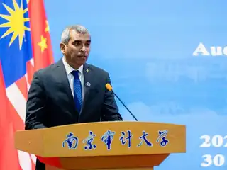 އޮޑިޓަރ ޖެނެރަލް އަލްއުސްތާޛު ޙުސައިން ނިޔާޒީ، ޗައިނާގެ ނަންޖިންގ އޮޑިޓް ޔުނިވަރސިޓީގައި އޮތް ރަސްމިއްޔާތެއްގައި ވާހަކަ ދައްކަވަނީ.