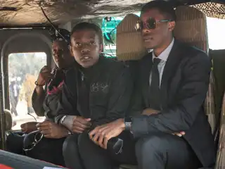 ޒިމްބާބުވޭގެ ކުރީގެ ރައީސް ރޮބަޓް މުގާބޭ އަވަހާރަވުމާ ގުޅިގެން، އެމަނިކުފާނުގެ ހަށިކޮޅު ވެރިރަށް ހަރާރޭގައި ހުންނަ ރަސްމީ ގެކޮޅަށް ގެންދިއުމުގެ ތެރެއިން، އެމަނިކުފާނުގެ ދަރިކަލުން ބެލާމިން ޗަޓުންގާ މުގާބޭ (މެދުގައި) އާއި ބޭބެ ރޮބަޓް މުގާބޭ ޖޫނިއާ ބައިވެރިވަނީ - ސެޕްޓެމްބަރު 13، 2019.