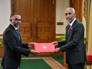 ސަރުކާރަށް ލިބުނު ބޮޑު ނާކާމިޔާބީ އާއި އެކު ރައީސްގެ "ފަސްޓް ކަޒިން" މިނިސްޓަރު އަލީ އާރިފް ވެސް އިސްތިއުފާ ދެއްވައިފި 