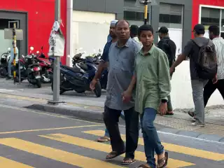 ދެބަފައިން މިސްކިތަށް އެރުމަށްޓަކައި މަގު ހުރަސްކުރަނީ