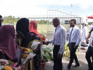 ރައީސް ސޯލިހުއަށް ކައްދޫ އެއަރޕޯޓުގައި ވަނީ ކުލަ ގަދަ މަރުހަބާއެއް ކިޔާފަ