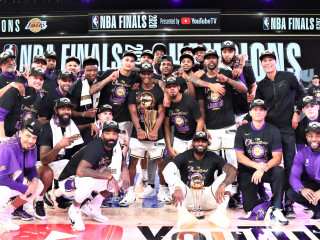 އެންބީއޭގެ ޗެމްޕިއަންކަން ހޯދުމަށްފަހު ލޭކާސްން ތައްޓާއެކު އުފާފާޅު ކުރަނީ