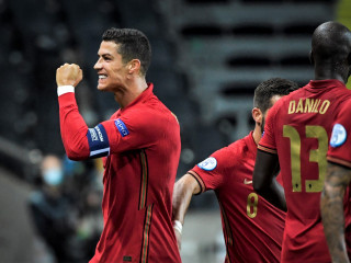 ސްވިޑެން އާއި ޕޯޗުގަލް ބައްދަލުކުރި މެޗުގެ ތެރެއިން: މި މެޗުގައި ރޮނާލްޑޯ ވަނީ 100 ލަނޑު ހަމަކޮށްފައި