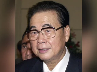 \"ބުޗަރ އޮފް ބެއިޖިންގ\" ގެ ނަމުން މަޝްހޫރު ޗައިނާގެ ކުރީގެ ޕްރިމިއަރ ލީ ޕެންގ އަވަހާރަވެއްޖެ