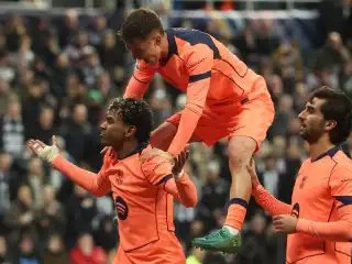 މެޗުގައި ލަނޑު ޖެހުމަށް ފަހު ބާސެލޯނާގެ ކުޅުންތެރިން އުފާ ފާޅު ކުރަނީ