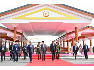Maldives welcomes Malaysian Prime Minister with a formal state reception.