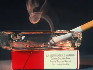 ސިއްހީ މާހިރުން އިރުޝާދު ލިޔެފައިވާ ސިނގިރޭޓް ފޮއްޓެއްގެ މަތީ ގައި ބަހައްޓާފައި ހުރި އަޅިކެނޑިއެއްގައި އޮތް ސިނގިރޭޓެއް އަނދަނީ