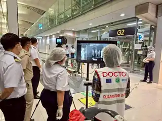 ތައިލޭންޑުގެ އެއަރޕޯޓެއްގައި އޮފިޝަލުން ހަރަކާތްތެރިވަނީ - ތައިލެންޑަށް ދަތުރުކުރާ މީހުން ގެ ކިބައިން ނިޕާ ވައިރަސް ޖެހިފައިވާކަމުގެ ނިޝާންތައް ފެންނަ ނަމަ ކަރަންޓީނު ފެސިލިޓީތަކަށް ގެންދާނެ ކަމަށް ސަރުކާރުން ބުނޭ.