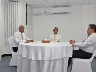 ކުރީގެ ތިން ރައީސުން ކަމަށްވާ އަބްދުﷲ ޔާމީން (ކ) މުހައްމަދު ނަޝީދު (މ) އަދި އިބްރާހިމް މުހައްމަދު ސޯލިހު (ވ)