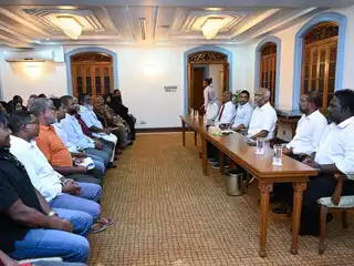 ކައުންސިލް އިންތިޚާބަށް މުއިއްޒު ނެރުއްވާ ކެންޑިޑޭޓުން ޕްރޮމޯޓު ކުރުމަށް މާލޭ ރަށްވެހިންނަށް ދޫކޮށްފައިވާ ގޯތީގެ ވާހަކަ ދައްކަވަން މުލީއާގޭ ގައި ބައްދަލުވުމެއް ބާއްވައިފި