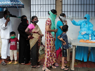 އިންޑިއާގެ މުމްބާއީގައި ސިއްހީ އޮފިޝަލުން އާއްމުންގެ ބައެއްގެ ހުން ހުރި ވަރު ބަލަނީ