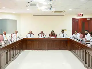 ރައްޔިތުންގެ މަޖިލީހުގެ މިނިވަން މުއައްސަސާތަކުގެ ކޮމިޓީއިން، ދިވެހިރާއްޖޭގެ ޖުމްހޫރިއްޔާގެ ޤާނޫނުއަސާސީއަށް އިޞްލާޙު ގެނައުމުގެ ބިލާ ގުޅޭގޮތުން ސިޔާސީ ޕާޓީތަކުގެ ބޭފުޅުންނާ ބައްދަލުކުރުން
