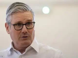 އިނގިރޭސިވިލާތުގެ ބޮޑު ވަޒީރު ކިއާ ސްޓާމާ، ވިދާޅުވީ އިސްތިއުފާ ނުދެއްވާނެ ކަމަށް 