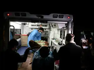 މާރިޗް 16، 2026 ގައި އަފްޣާނިސްތާނުގެ ކާބުލްގައި ހުންނަ މަސްތުވާތަކެއްޗަށް ފަރުވާދޭ މަރުކަޒަކަށް ޕާކިސްތާނުން ދިން ކަމަށް ބުނާ ވައިގެ ހަމަލާތަކާ ގުޅިގެން، މަރުވި މީހެއްގެ ހަށިގަނޑު އަފްޣާނިސްތާނުގެ ސިއްހީ މުވައްޒަފުން އެމްބިއުލާންސަކަށް އަރުވަނީ.