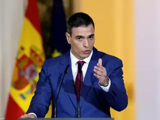 ސްޕެއިންގެ ބޮޑު ވަޒީރު ޕެޑްރޯ ސަންޗޭޒް، އޭނާ ވިދާޅުވީ ބޯޑުގައި ބައިވެރި ވުމުގެ ދައުވަތު ސްޕެއިން އަށް ލިބުނު ކަމަށް